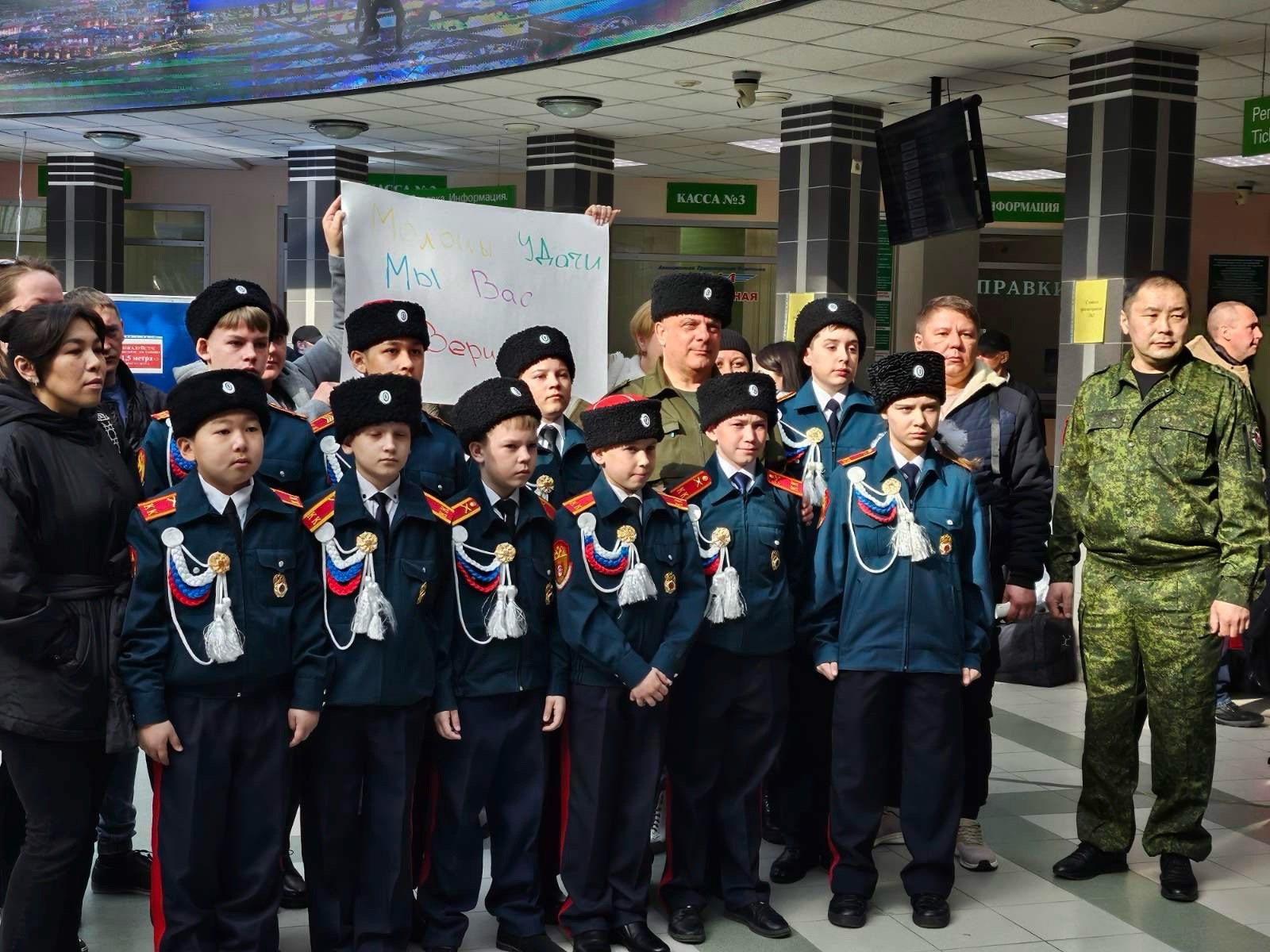 Наши кадеты в аэропорту Салехарда